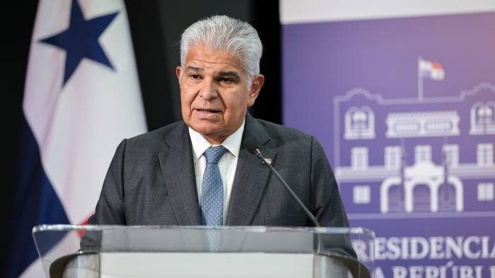 Mulino se dirigió al diputado del PRD, Crispiano Adames, y lo describió como uno de los responsables en protestar en contra del actual gobierno. Mulino se dirigió al diputado del PRD, Crispiano Adames, y lo describió como uno de los responsables en protestar en contra del actual gobierno.
