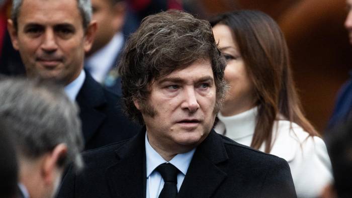 El presidente argentino Javier Milei camina desde la Casa Rosada hasta la Catedral de Buenos Aires el 25 de mayo de 2025 para asistir a un Te Deum en conmemoración del 215.º aniversario de la Revolución de Mayo que condujo a la independencia de Argentina de España. El presidente argentino Javier Milei camina desde la Casa Rosada hasta la Catedral de Buenos Aires el 25 de mayo de 2025 para asistir a un Te Deum en conmemoración del 215.º aniversario de la Revolución de Mayo que condujo a la independencia de Argentina de España.