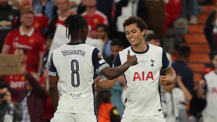 Los jugadores del Tottenham Brennan Johnson (der.) e Yves Bissouma celebran tras marcar ante el Manchester United. Los jugadores del Tottenham Brennan Johnson (der.) e Yves Bissouma celebran tras marcar ante el Manchester United.