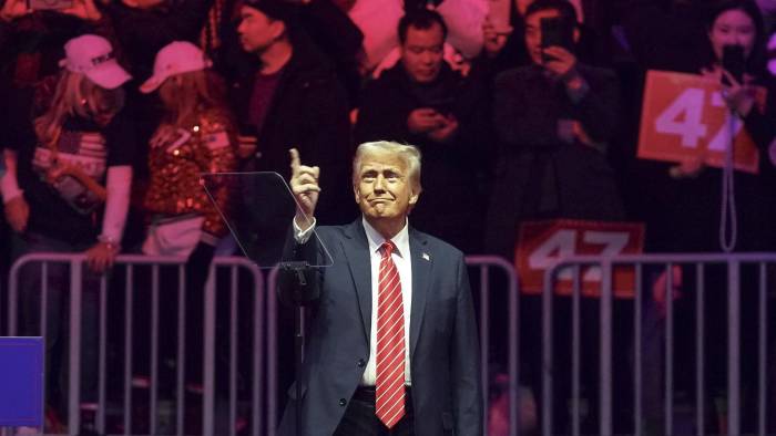 Tras regresar a la Casa Blanca, Trump firmó una serie de órdenes ejecutivas destinadas a remodelar el sistema migratorio. Tras regresar a la Casa Blanca, Trump firmó una serie de órdenes ejecutivas destinadas a remodelar el sistema migratorio.