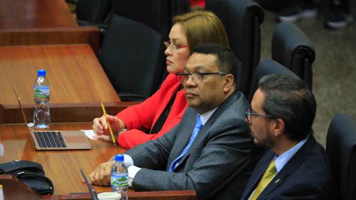 Esta norma fue aprobada luego que fueran leídos los 251 artículos que la constituyen. Esta norma fue aprobada luego que fueran leídos los 251 artículos que la constituyen.