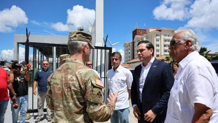 Militares de Estados Unidos conversando con el embajador Kevin Marino. Militares de Estados Unidos conversando con el embajador Kevin Marino.