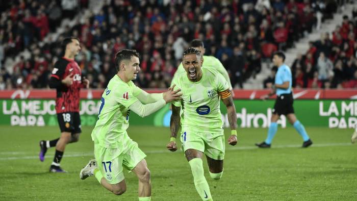 Los jugadores del FC Barcelona, el brasileño Raphinha (der.) y Marc Casadó. Los jugadores del FC Barcelona, el brasileño Raphinha (der.) y Marc Casadó.