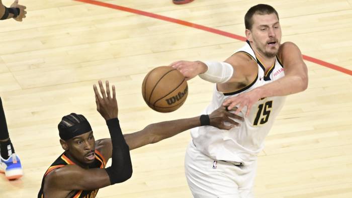 El pívot serbio Nikola Jokic (der.), de los Denver Nuggets y el base de Oklahoma City Thunder Shai Gilgeous-Alexander. El pívot serbio Nikola Jokic (der.), de los Denver Nuggets y el base de Oklahoma City Thunder Shai Gilgeous-Alexander.