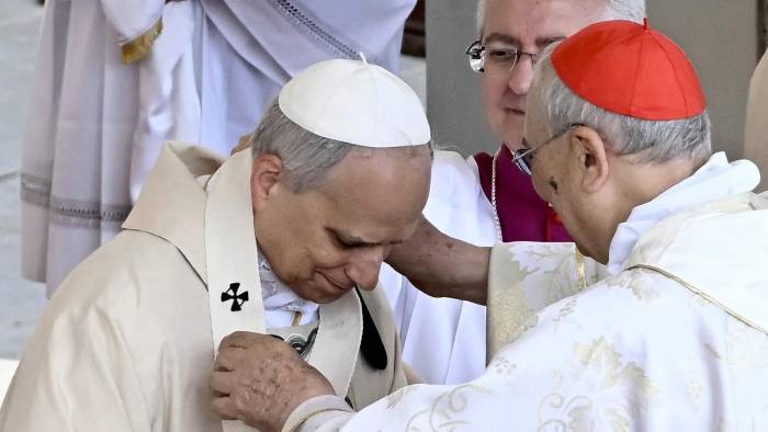 Papa Leon XIV recibiendo el palio de la mano del cardenal Dominique Mamberti en la Plaza de San Pedro. Papa Leon XIV recibiendo el palio de la mano del cardenal Dominique Mamberti en la Plaza de San Pedro.