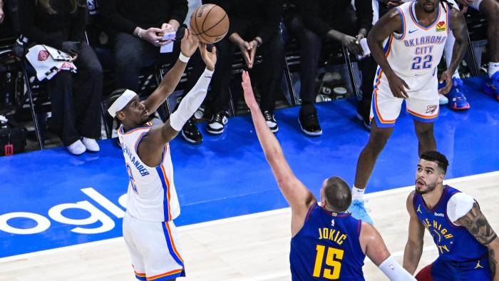 El escolta de los Oklahoma City Thunder, Shai Gilgeous-Alexander (izq.) lanza a canasta ante el pívot de los Denver Nuggets Nikola Jokic. El escolta de los Oklahoma City Thunder, Shai Gilgeous-Alexander (izq.) lanza a canasta ante el pívot de los Denver Nuggets Nikola Jokic.