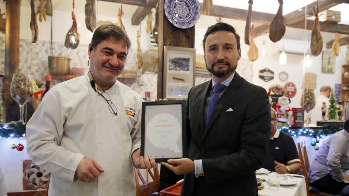 El embajador de España en Panamá Guzmán Palacios (d), entrega el reconocimiento al chef Alejandro Pérez (I). El embajador de España en Panamá Guzmán Palacios (d), entrega el reconocimiento al chef Alejandro Pérez (I).