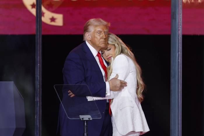 El presidente estadounidense Donald Trump (i) abraza a Erika Kirk (d), la viuda de Charlie Kirk un homenaje al difunto en el estadio State Farm de Glendale, Arizona, Estados Unidos. El presidente estadounidense Donald Trump (i) abraza a Erika Kirk (d), la viuda de Charlie Kirk un homenaje al difunto en el estadio State Farm de Glendale, Arizona, Estados Unidos.