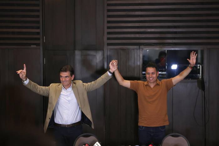 Paz, junto con su compañero de fórmula, Edman Lara. Paz, junto con su compañero de fórmula, Edman Lara.