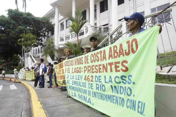 Campesinos sostienen carteles en contra de un proyecto de construcción de un embalse este jueves, en Ciudad de Panamá. Campesinos sostienen carteles en contra de un proyecto de construcción de un embalse este jueves, en Ciudad de Panamá.