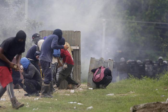 Personas se enfrentan con integrantes de la Policía de Panamá, durante una manifestación contra la reforma a la Caja de Seguro Social. Personas se enfrentan con integrantes de la Policía de Panamá, durante una manifestación contra la reforma a la Caja de Seguro Social.