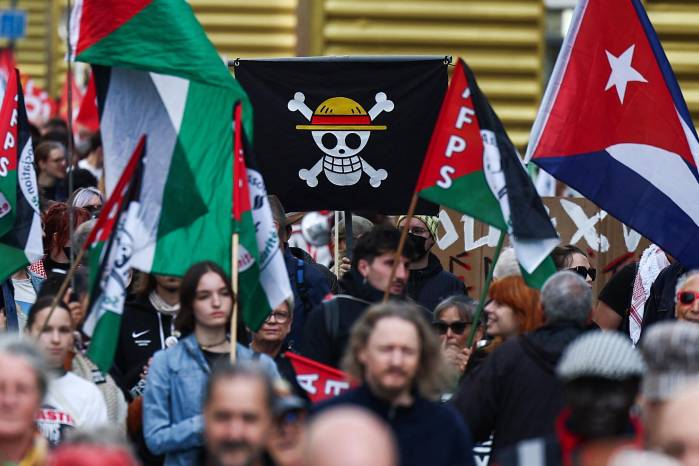 La bandera de Luffy y su tripulación fue vista por primera vez ondeando sobre las cabezas de jóvenes manifestantes durante protestas anti gubernamentales en Indonesia. La bandera de Luffy y su tripulación fue vista por primera vez ondeando sobre las cabezas de jóvenes manifestantes durante protestas anti gubernamentales en Indonesia.