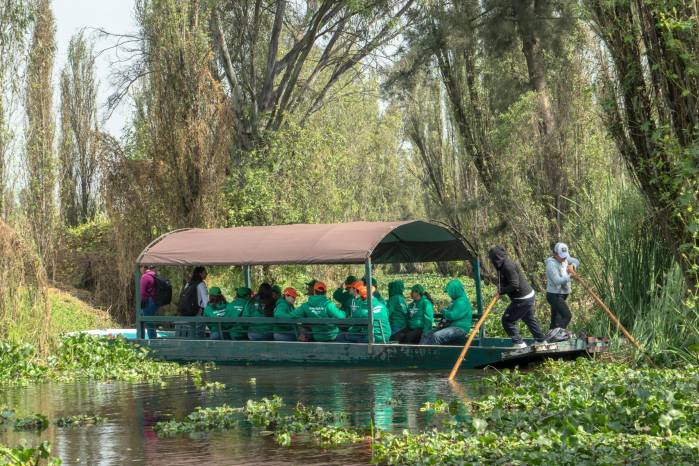 Fotografía del 18 de octubre de 2025 cedida por Iberdrola México que muestra a personas navegando en una embarcación durante una actividad en la Semana Internacional del Voluntariado 2025 en Xochimilco (México). Fotografía del 18 de octubre de 2025 cedida por Iberdrola México que muestra a personas navegando en una embarcación durante una actividad en la Semana Internacional del Voluntariado 2025 en Xochimilco (México).