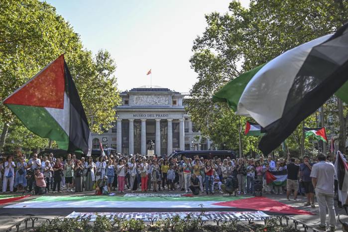 Miembros de la asociación Sanitarios con Palestina participan este domingo una concentración a las puertas del Ministerio de Sanidad con el lema Paremos el genocidio. ¡Ruptura de relaciones ya!. Miembros de la asociación Sanitarios con Palestina participan este domingo una concentración a las puertas del Ministerio de Sanidad con el lema Paremos el genocidio. ¡Ruptura de relaciones ya!.
