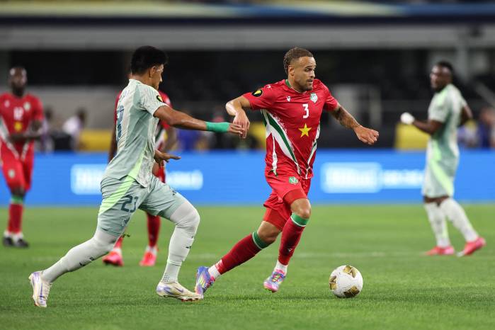 El jugador de la selección de Surinam, Liam van Gelderen (der.). El jugador de la selección de Surinam, Liam van Gelderen (der.).