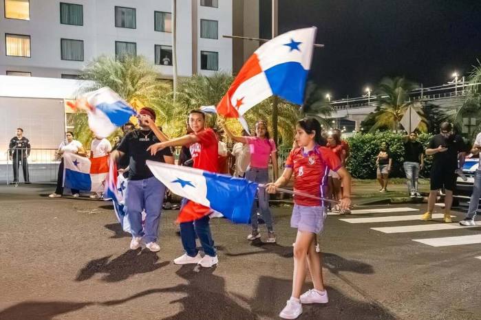 La Extrema Roja presente en el hotel de concentración de Surinam. La Extrema Roja presente en el hotel de concentración de Surinam.