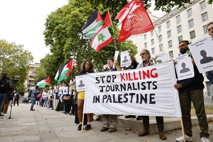 Un doble ataque de Israel contra un hospital en Gaza provocó la muerte de 20 personas, incluidos cinco periodistas que trabajaban para medios internacionales. Un doble ataque de Israel contra un hospital en Gaza provocó la muerte de 20 personas, incluidos cinco periodistas que trabajaban para medios internacionales.