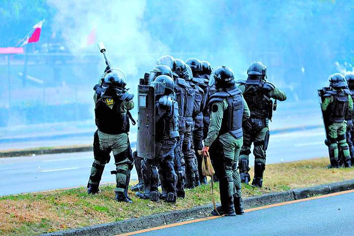 Agentes del Control de Multitudes reprimen una protesta en los predios de la Universidad de Panamá, en la vía Transístmica Agentes del Control de Multitudes reprimen una protesta en los predios de la Universidad de Panamá, en la vía Transístmica