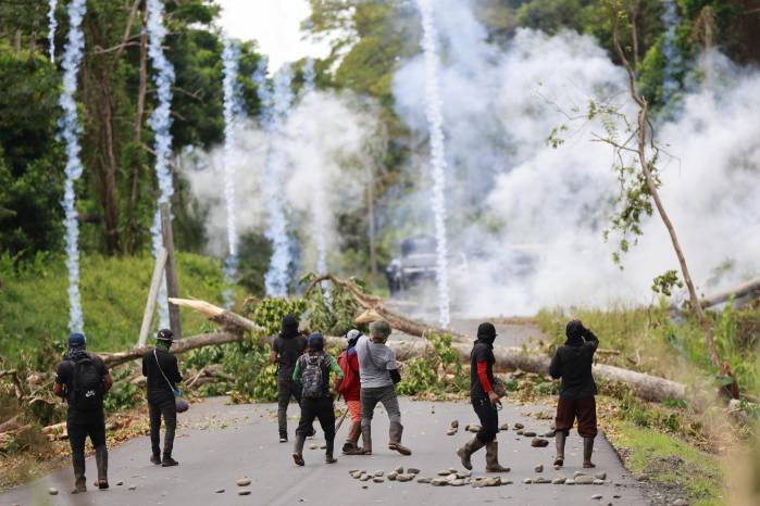 Un manifestante se enfrenta con agentes de la Unidad de Control de Multitudes este miércoles, en Valle de Agua Abajo en la provincia de Bocas del Toro. Un manifestante se enfrenta con agentes de la Unidad de Control de Multitudes este miércoles, en Valle de Agua Abajo en la provincia de Bocas del Toro.
