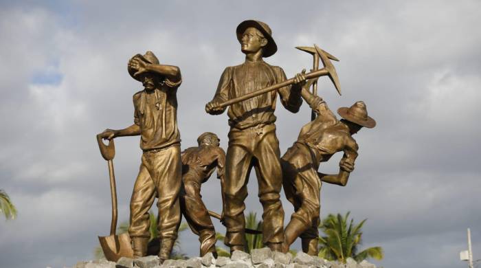 En el monumento se aprecia a cuatro trabajadores, debidamente identificados con sus nombres, lugar de procedencia y fecha en que llegaron a Panamá. En el monumento se aprecia a cuatro trabajadores, debidamente identificados con sus nombres, lugar de procedencia y fecha en que llegaron a Panamá.