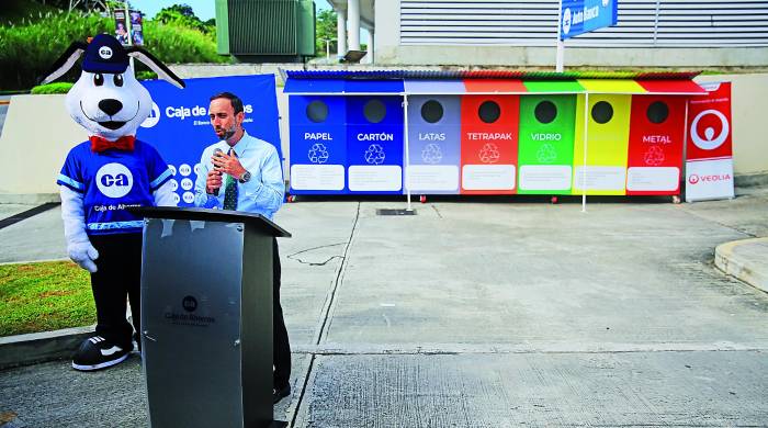 Caja de Ahorros inaugura tres nuevas estaciones de reciclaje para la comunidad Caja de Ahorros inaugura tres nuevas estaciones de reciclaje para la comunidad