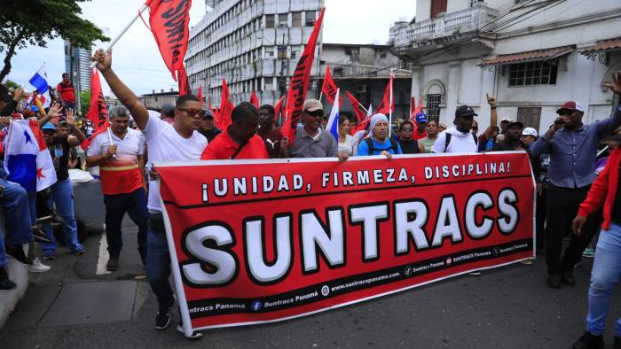 Miembros del Suntracs forma parte de uno de los varios grupos que protestan en rechazo a las reformas de la CSS. Miembros del Suntracs forma parte de uno de los varios grupos que protestan en rechazo a las reformas de la CSS.