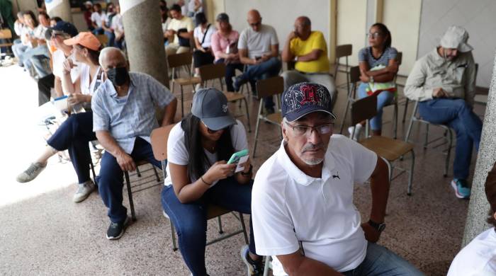 Personas llegan a votar este domingo 28 de julio de 2024 a un centro de votación en Caracas (Venezuela). Personas llegan a votar este domingo 28 de julio de 2024 a un centro de votación en Caracas (Venezuela).