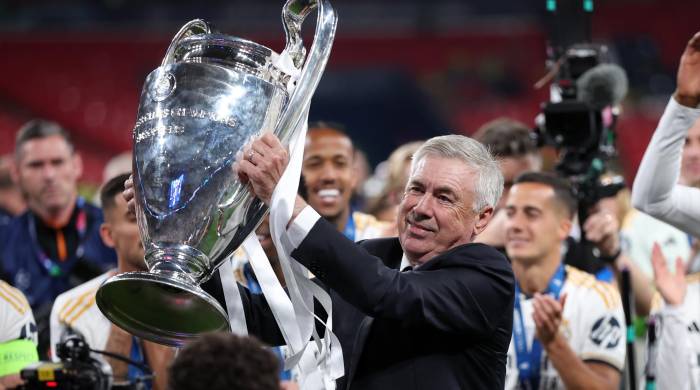 Carlo Ancelotti, con el trofeo de la Liga de Campeones, en una foto de archivo. Carlo Ancelotti, con el trofeo de la Liga de Campeones, en una foto de archivo.
