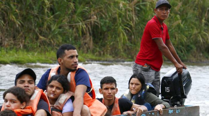Un grupo de migrantes se transporta en una lancha por el río Turquesa desde el pueblo de Bajo Chiquito, hasta el centro de recepción migratoria de Lajas Blancas. Un grupo de migrantes se transporta en una lancha por el río Turquesa desde el pueblo de Bajo Chiquito, hasta el centro de recepción migratoria de Lajas Blancas.