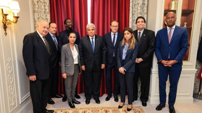 Mulino estuvo acompañado por el ministro de Relaciones Exteriores de Panamá, Javier Martínez-Acha, y el embajador designado en Francia, Miguel Antonio Bernal. Mulino estuvo acompañado por el ministro de Relaciones Exteriores de Panamá, Javier Martínez-Acha, y el embajador designado en Francia, Miguel Antonio Bernal.