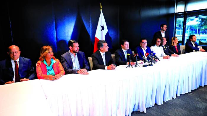 Dirigentes de distintos sectores firmaron una declaración que rechaza lo pactado por Mulino. Dirigentes de distintos sectores firmaron una declaración que rechaza lo pactado por Mulino.