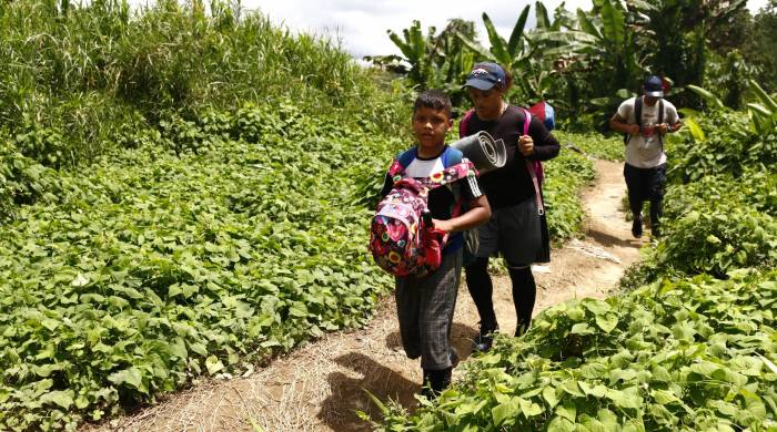 Migrantes caminan para llegar al pueblo de Bajo Chiquito. Migrantes caminan para llegar al pueblo de Bajo Chiquito.