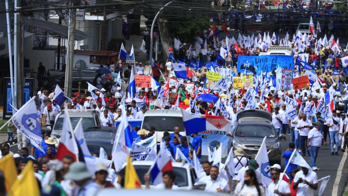 La ciudadanía exige la revocación de la ley 462 de la CSS además de la soberanía de su país luego de la firma del Memorándum de Entendimiento entre Panamá y Estados Unidos. La ciudadanía exige la revocación de la ley 462 de la CSS además de la soberanía de su país luego de la firma del Memorándum de Entendimiento entre Panamá y Estados Unidos.