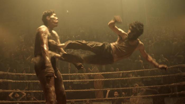 Su afición por las artes marciales crean una secuencia de escenas llenas de sangre, golpes y emoción. Su afición por las artes marciales crean una secuencia de escenas llenas de sangre, golpes y emoción.
