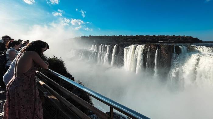 Fotografía de archivo fechada el 2 de julio de 2023 que muestra a turistas mientras observan las Cataratas de Iguazú. Fotografía de archivo fechada el 2 de julio de 2023 que muestra a turistas mientras observan las Cataratas de Iguazú.