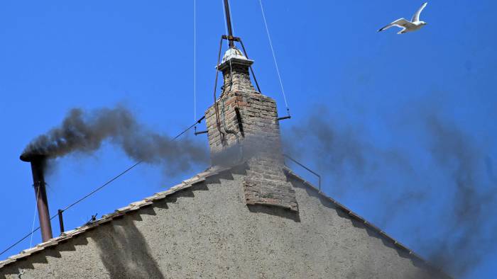 Aproximadamente a las 10:30 a.m. (hora del Vaticano y 3:30 a.m. de Panamá) los cardenales se recluyeron en la Capilla Sixtina. Aproximadamente a las 10:30 a.m. (hora del Vaticano y 3:30 a.m. de Panamá) los cardenales se recluyeron en la Capilla Sixtina.