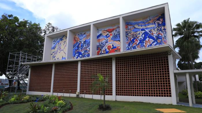 El mural consta de cuatro secciones que reflejan aspectos significativos de la historia. El mural consta de cuatro secciones que reflejan aspectos significativos de la historia.