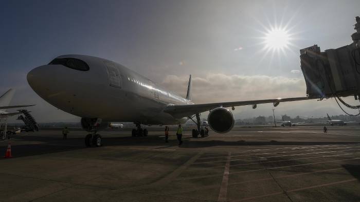 Foto de archivo en donde se ve un avión en el Aeropuerto Internacional Mariscal Sucre en Quito (Ecuador). Foto de archivo en donde se ve un avión en el Aeropuerto Internacional Mariscal Sucre en Quito (Ecuador).