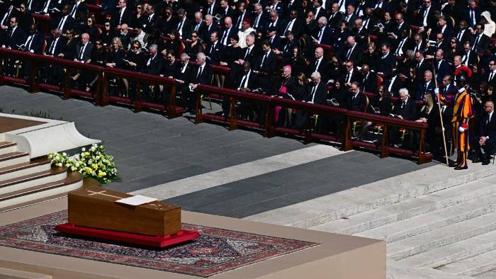 Realizan oración conocida como “La última recomendación” ante el féretro del Papa Francisco Realizan oración conocida como “La última recomendación” ante el féretro del Papa Francisco 