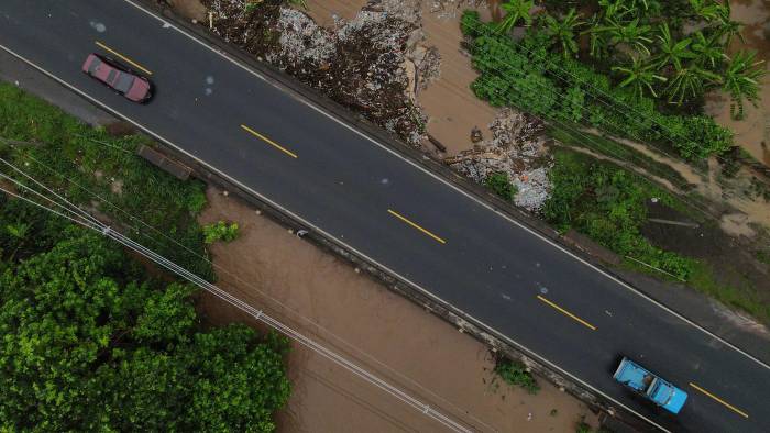Fotografía aérea donde se observa una zona inundada por el desborde de un río en Metalío (El Salvador) Fotografía aérea donde se observa una zona inundada por el desborde de un río en Metalío (El Salvador)