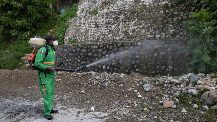 Un integrante de la Comisión Militar y Policial fumiga para eliminar criaderos del mosquito transmisor del dengue en Santo Domingo. Un integrante de la Comisión Militar y Policial fumiga para eliminar criaderos del mosquito transmisor del dengue en Santo Domingo.