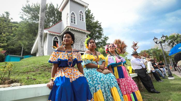 Mujeres empolleradas con la vestimenta tradicional congo. Mujeres empolleradas con la vestimenta tradicional congo.