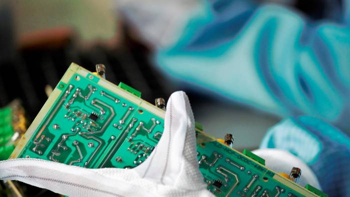 La microelectrónica y los semiconductores juegan un rol estratégico global debido a su papel central en la actividad tecnológica. La microelectrónica y los semiconductores juegan un rol estratégico global debido a su papel central en la actividad tecnológica.