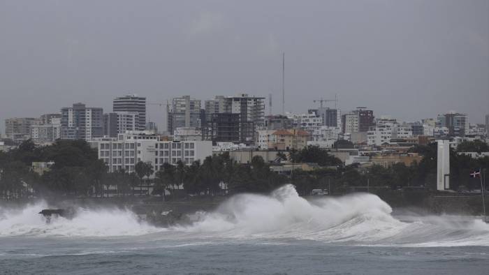 Fotografía que muestra el intenso oleaje ante el avance del huracán Beryl, este martes, en Santo Domingo (República Dominicana). Fotografía que muestra el intenso oleaje ante el avance del huracán Beryl, este martes, en Santo Domingo (República Dominicana).