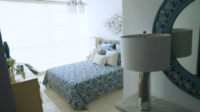 La recamara principal es la más amplia y está equipada con un walk-in closet, ofreciendo un espacio considerable para almacenamiento. La recamara principal es la más amplia y está equipada con un walk-in closet, ofreciendo un espacio considerable para almacenamiento.