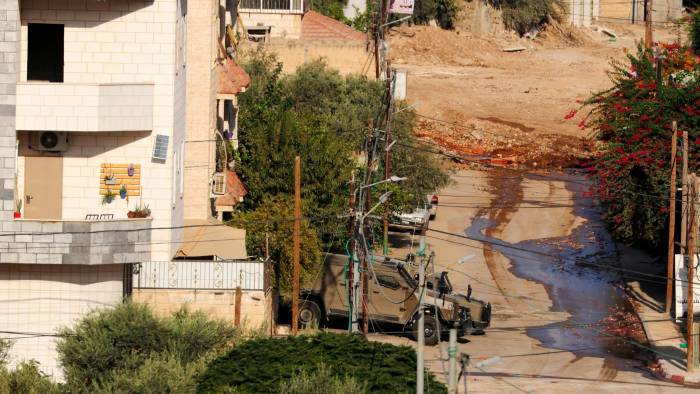 Las tropas israelíes hacen guardia durante el tercer día de una operación militar israelí en la ciudad de Yenín, en Cisjordania. Las tropas israelíes hacen guardia durante el tercer día de una operación militar israelí en la ciudad de Yenín, en Cisjordania.
