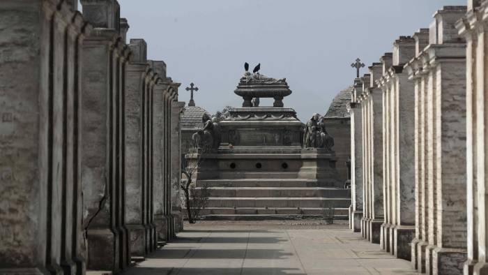 El cementerio fue diseñado como una ciudad, con calles, pasajes y 600 mausoleos. El cementerio fue diseñado como una ciudad, con calles, pasajes y 600 mausoleos.