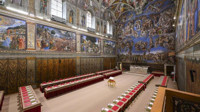 Los 133 cardenales que elegirán al nuevo papa se encerrarán desde mañana en la Capilla Sixtina, ante el fresco de Juicio Final de Miguel Ángel y donde todo está ya preparado, aseguró hoy la directora de los Museos Vaticanos, Barbara Jatta. Los 133 cardenales que elegirán al nuevo papa se encerrarán desde mañana en la Capilla Sixtina, ante el fresco de Juicio Final de Miguel Ángel y donde todo está ya preparado, aseguró hoy la directora de los Museos Vaticanos, Barbara Jatta.