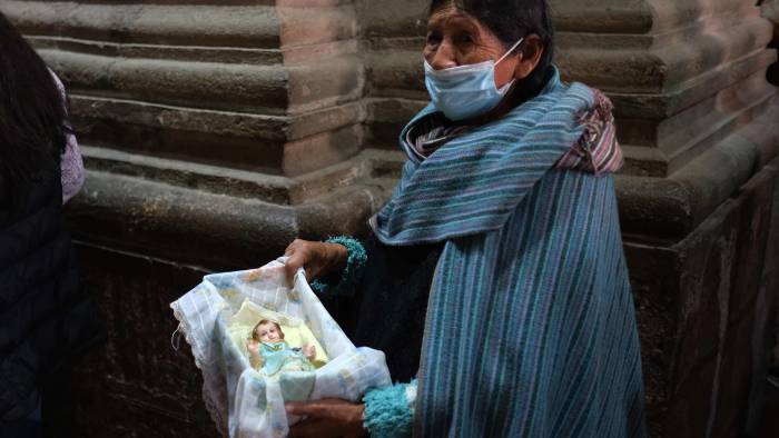 Una mujer aimara sostiene una imagen del niño Jesús este lunes, en La Paz. Una mujer aimara sostiene una imagen del niño Jesús este lunes, en La Paz.