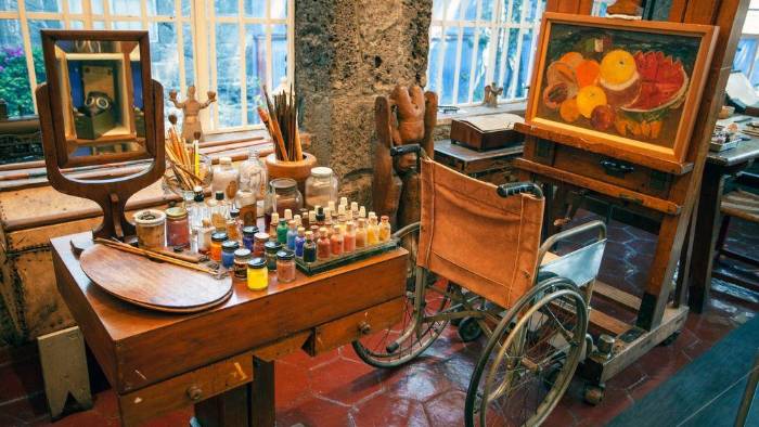 Sala de trabajo de pintura en la Casa Azul, casa histórica y museo de arte dedicado a la vida y obra del artista mexicano Frida Kahlo. Sala de trabajo de pintura en la Casa Azul, casa histórica y museo de arte dedicado a la vida y obra del artista mexicano Frida Kahlo.